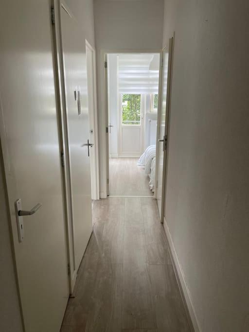 Private Double Bed Room Only With Balcony In Apartment Ротердам Екстериор снимка