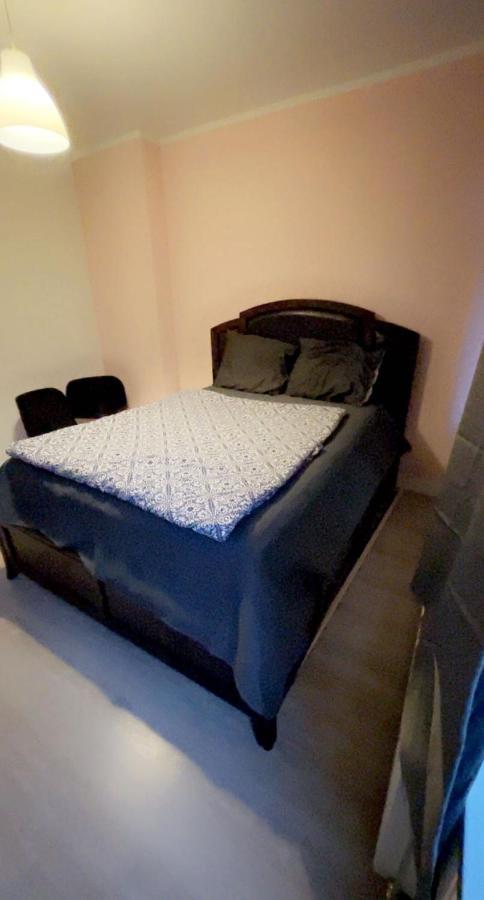 Private Double Bed Room Only With Balcony In Apartment Ротердам Екстериор снимка
